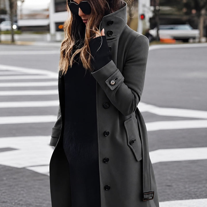 Casaco feminino justo, tendência de moda para o inverno. Agasalho elegante e versátil para mulheres modernas.