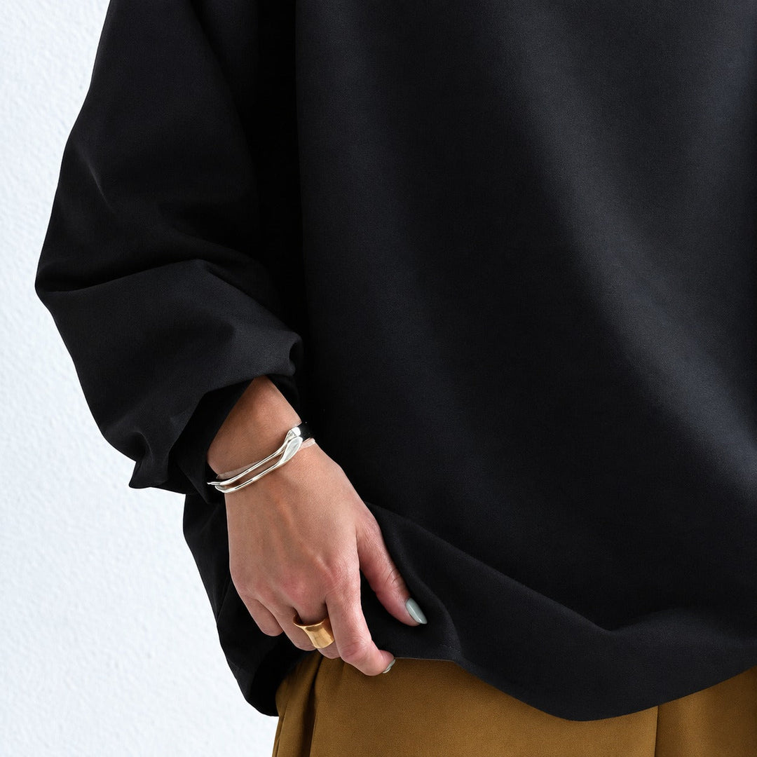 Blusa feminina confortável de gola alta e caimento solto. Roupa ideal para estilo e bem-estar no dia a dia.
