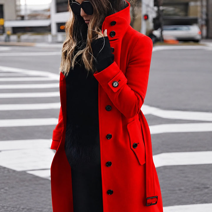 Casaco feminino elegante e justo, ideal para outono e inverno. Agasalho versátil para moda e vestuário feminino.