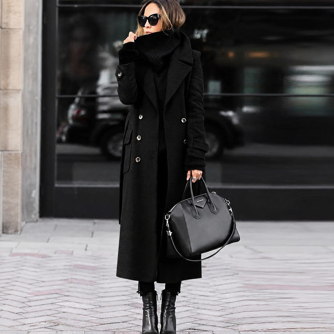Roupa feminina de inverno: casaco longo com botões duplos. Estiloso e ajustado para um look elegante.