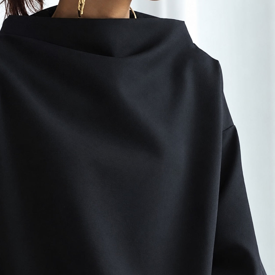 Blusa feminina elegante com gola alta e ajuste confortável. Ideal para looks casuais ou mais arrumados.