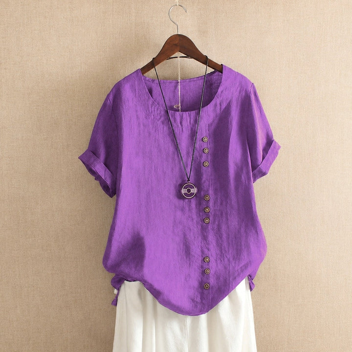 Blusa feminina Julianny de manga curta e botões, estilo elegante e confortável, perfeita para a estação de verão.