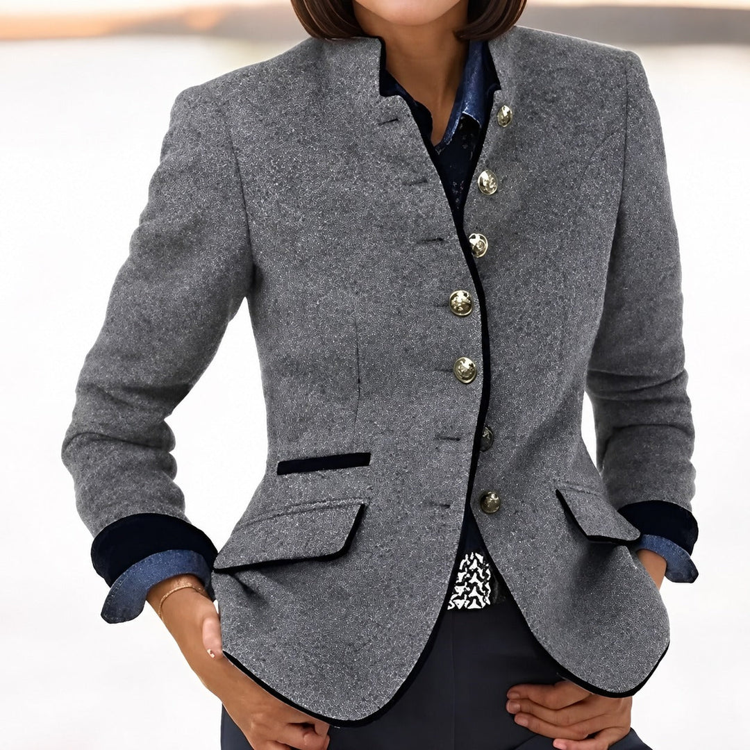 Blazer feminino versátil para outwear casual ou formal, com bolsos funcionais e corte moderno.
