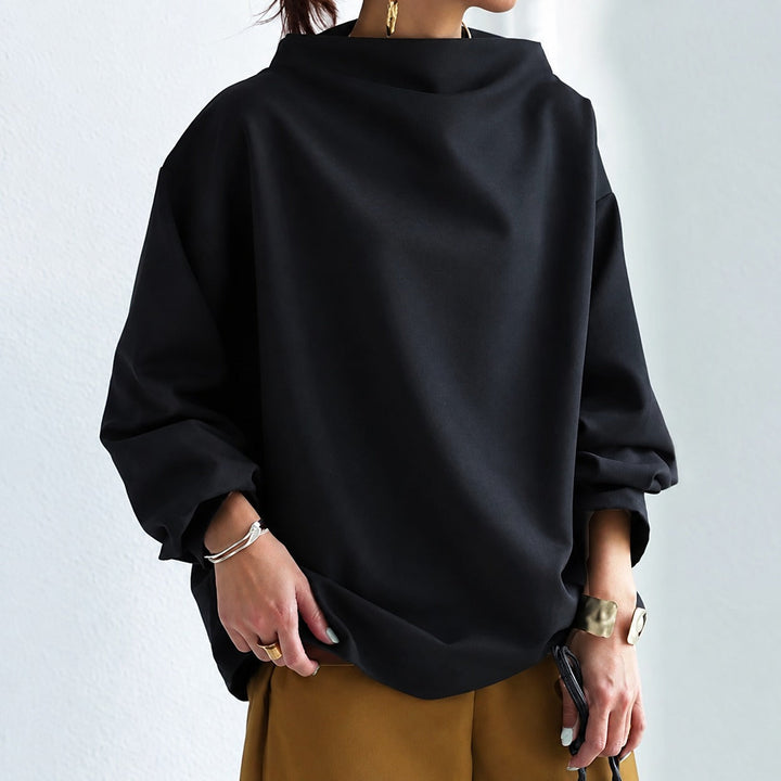 Blusa feminina clássica de gola alta com caimento solto. Um item essencial e versátil para o guarda-roupa.