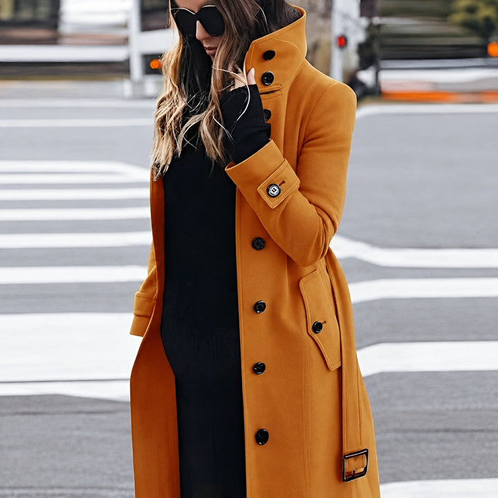 Casaco feminino justo que destaca a silhueta, agasalho elegante para outono e inverno. Moda e vestuário feminino.