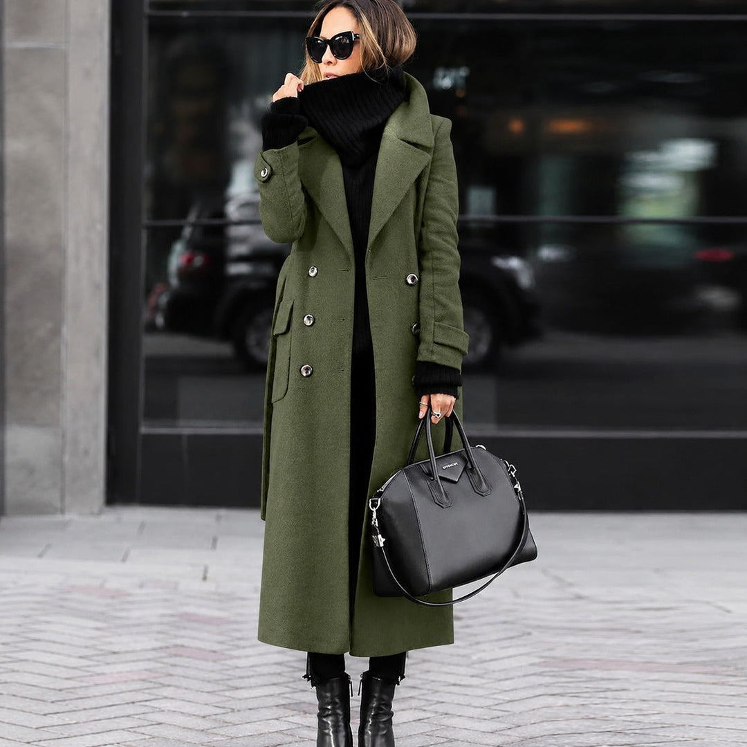 Casaco feminino longo e elegante com botões duplos, design ajustado. Outwear estiloso para moda de inverno.