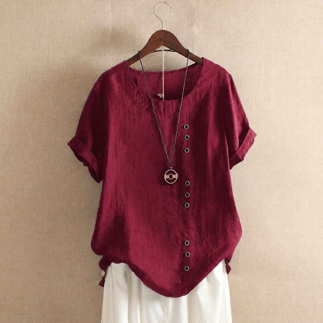 Blusa feminina Julianny, um clássico moderno. Manga curta, botões e conforto para o trabalho ou lazer no verão.