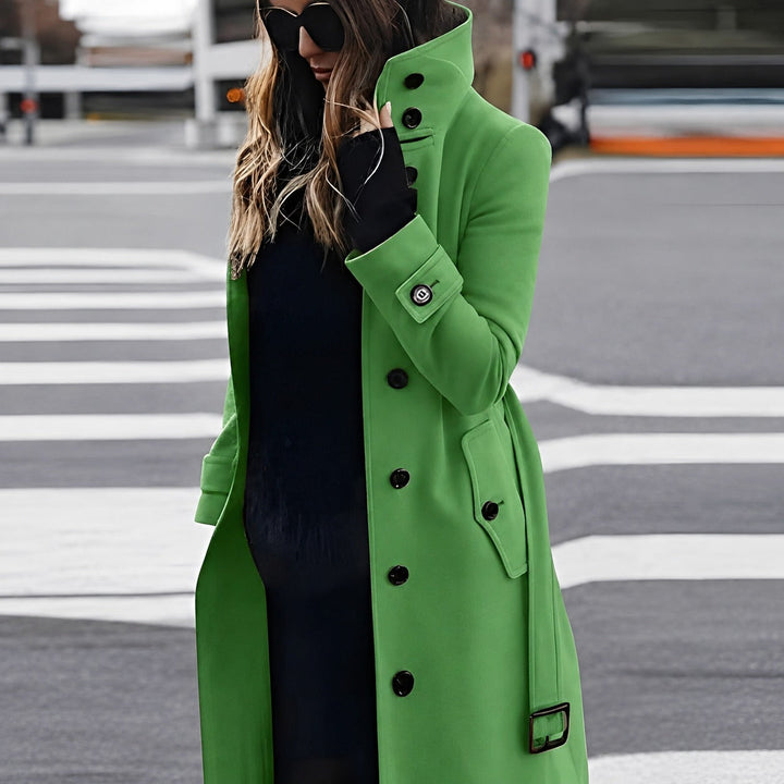 Casaco feminino elegante e justo. Perfeito para looks formais e casuais. Roupa versátil de outono/inverno.