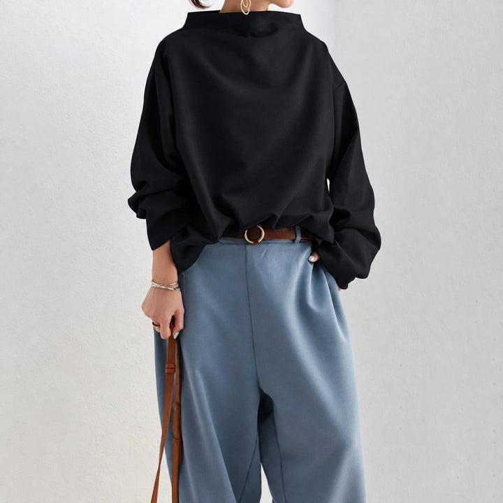 Blusa de gola alta feminina, corte solto e moderno. Peça chave para moda feminina elegante e contemporânea.