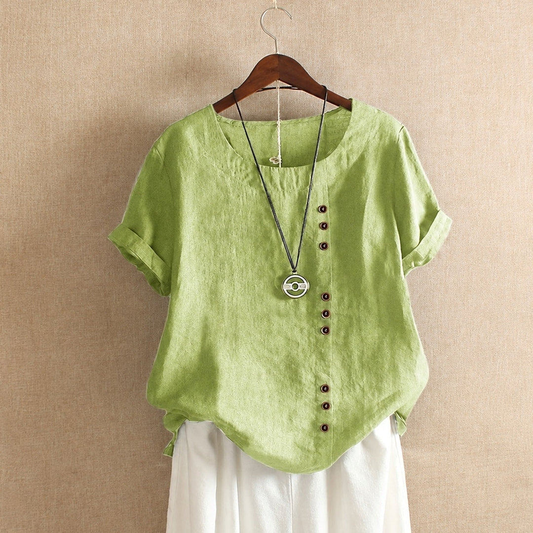 Blusa feminina Julianny com botões, manga curta, design moderno e elegante. Ideal para o conforto no verão.