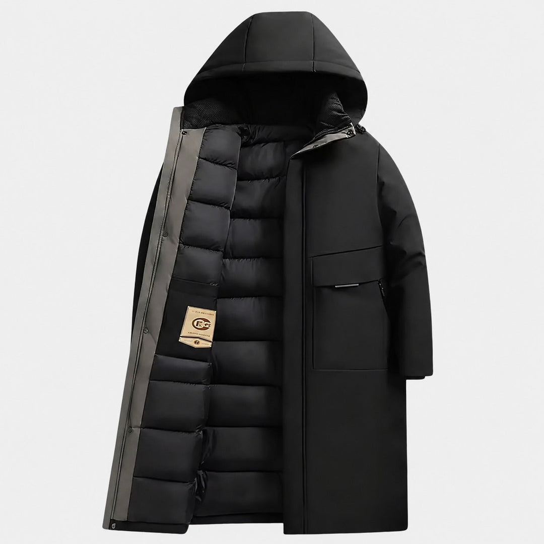 Homem vestindo casaco longo masculino de inverno, quente, com capuz, mostrando estilo e proteção contra o frio.