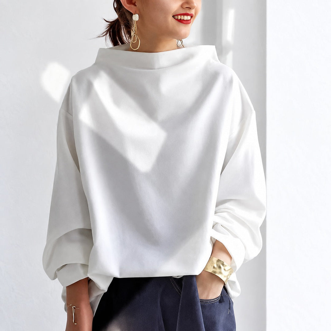 Blusa feminina sofisticada de gola alta, com design solto e elegante. Perfeita para moda e conforto.