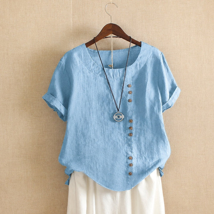 Blusa feminina Julianny versátil, manga curta e botões. Essencial para um visual elegante e confortável no verão.