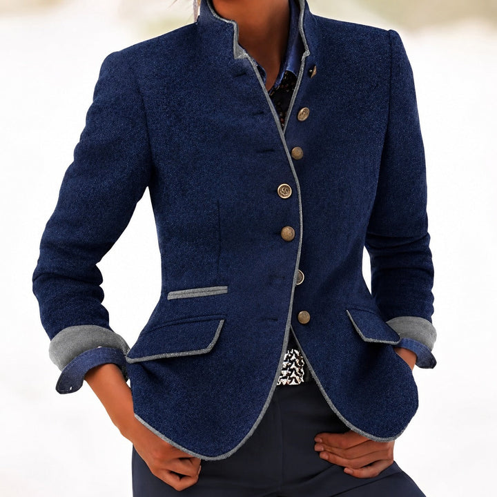 Blazer feminino moderno com bolsos, peça-chave para um guarda-roupa casual e elegante no inverno.