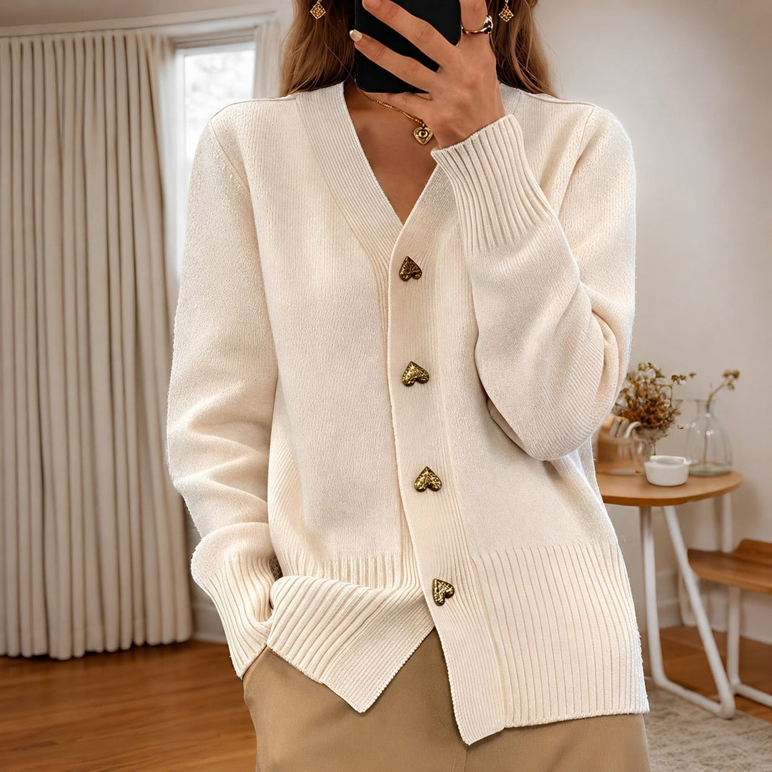 Casaco cardigã feminino com botões "Love", peça elegante e confortável para o inverno.