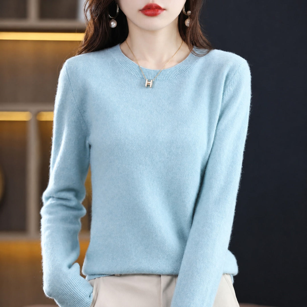 Suéter casual feminino, gola redonda, em tricot, com caimento elegante e confortável.