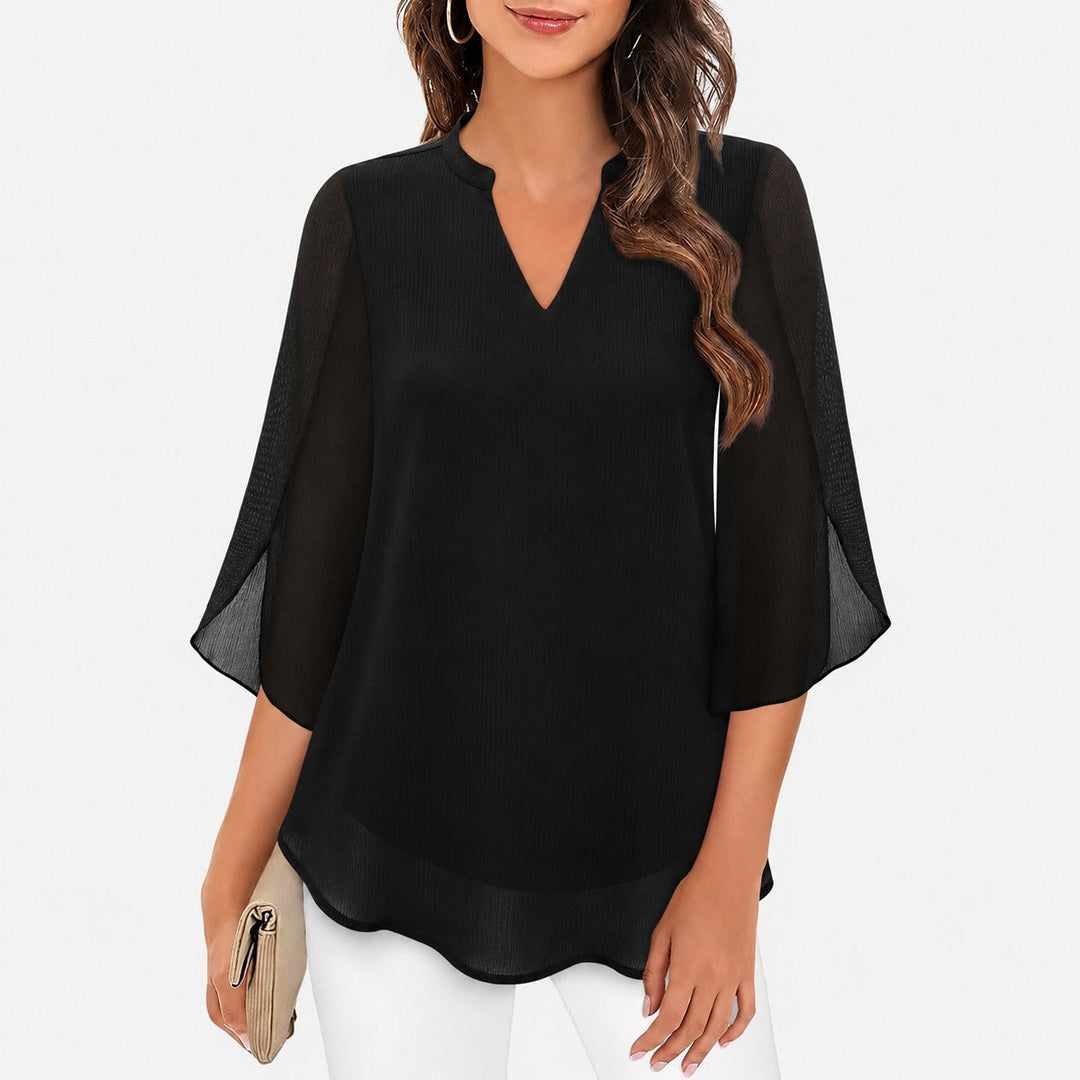 Blusa feminina arejada com fendas elegantes nas mangas. Perfeita para moda verão casual, sofisticada e confortável.