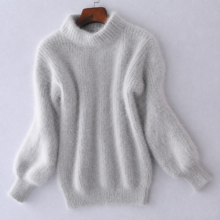 Suéter feminino solto e clássico de gola alta. Roupa casual e elegante, ideal para outono e inverno com muito conforto.