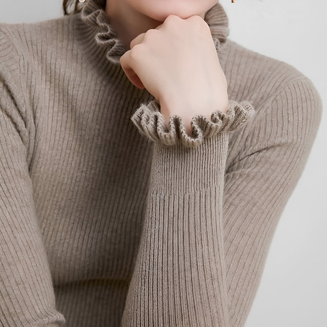 Suéter feminino elegante de gola alta para o inverno. Blusa aconchegante e casual, ideal para dias frios.