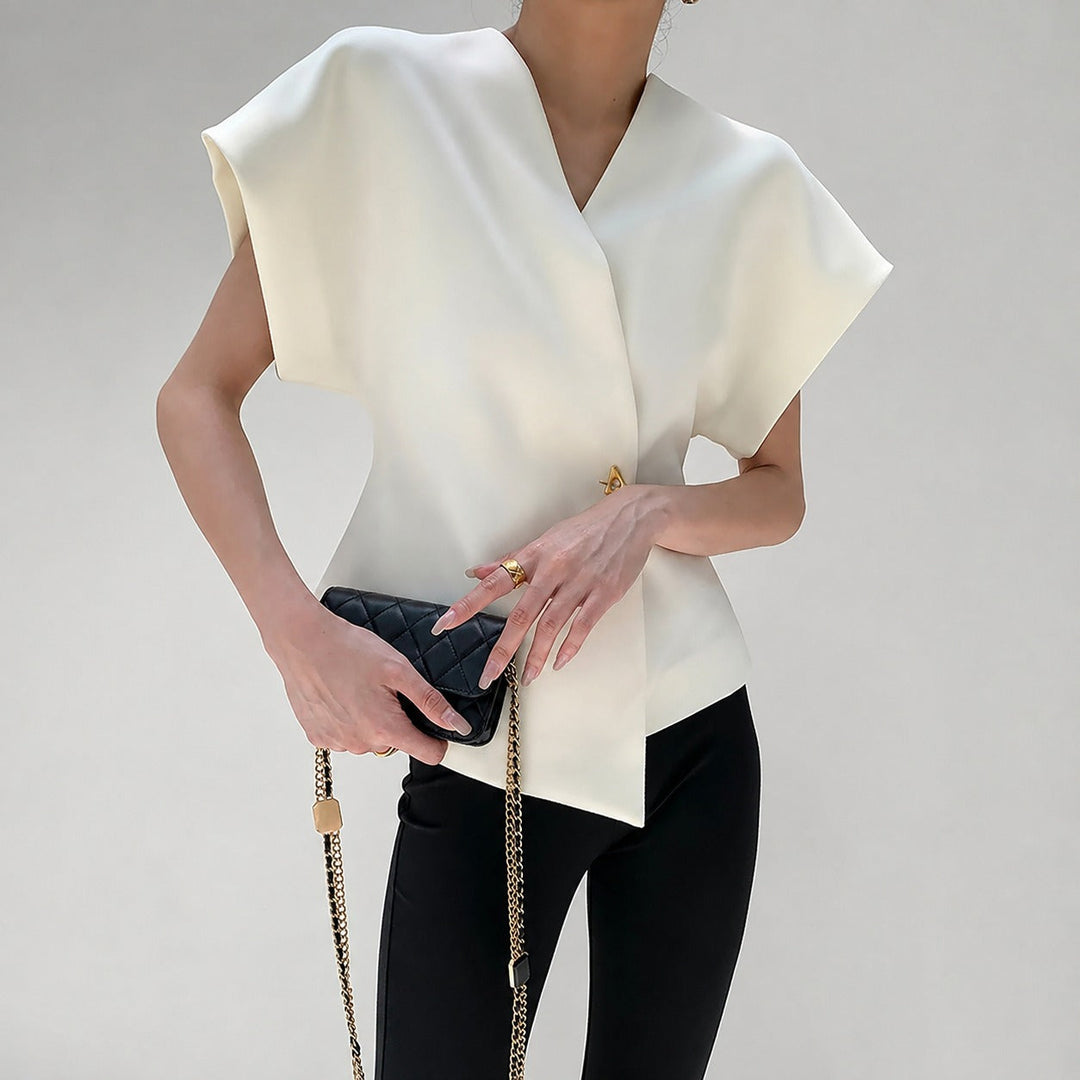Modelo usando blusa feminina decote V com botões, mostrando caimento elegante e versátil.