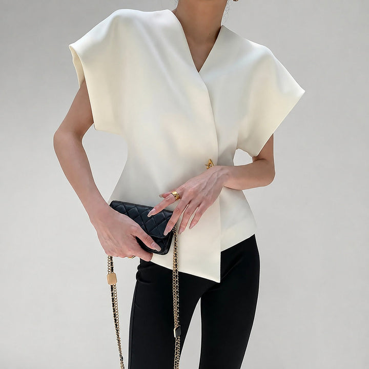 Modelo usando blusa feminina decote V com botões, mostrando caimento elegante e versátil.