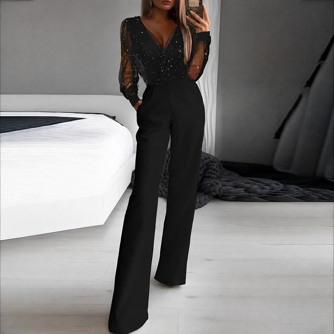 Macacão feminino elegante preto com decote em V e perna larga. Ideal para festa ou casual chic, destacando silhueta moderna.