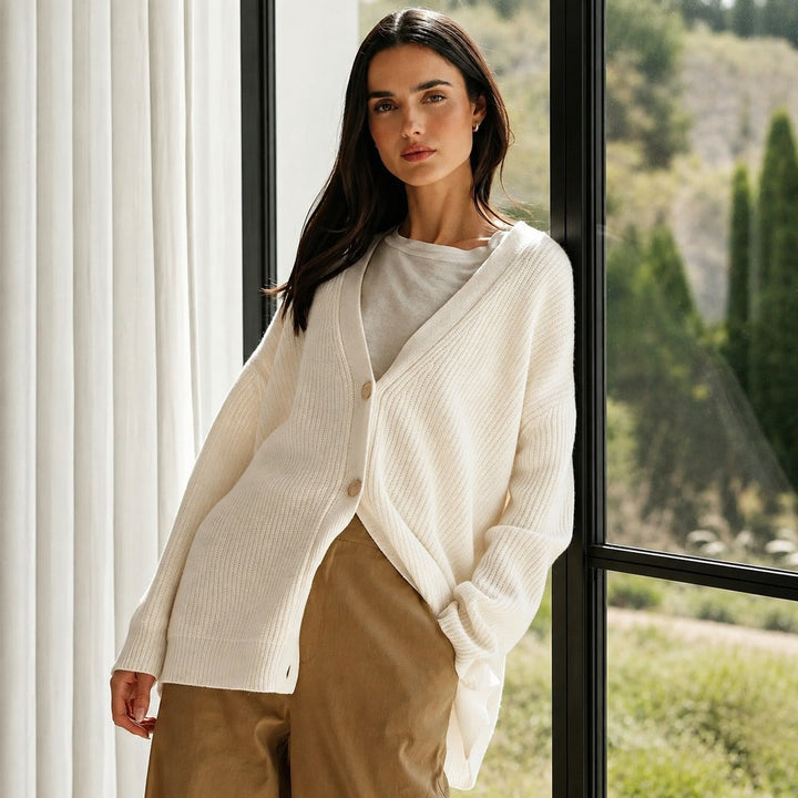 Jaqueta feminina oversized Leah, um cardigã super confortável e versátil para seus looks de moda casual.