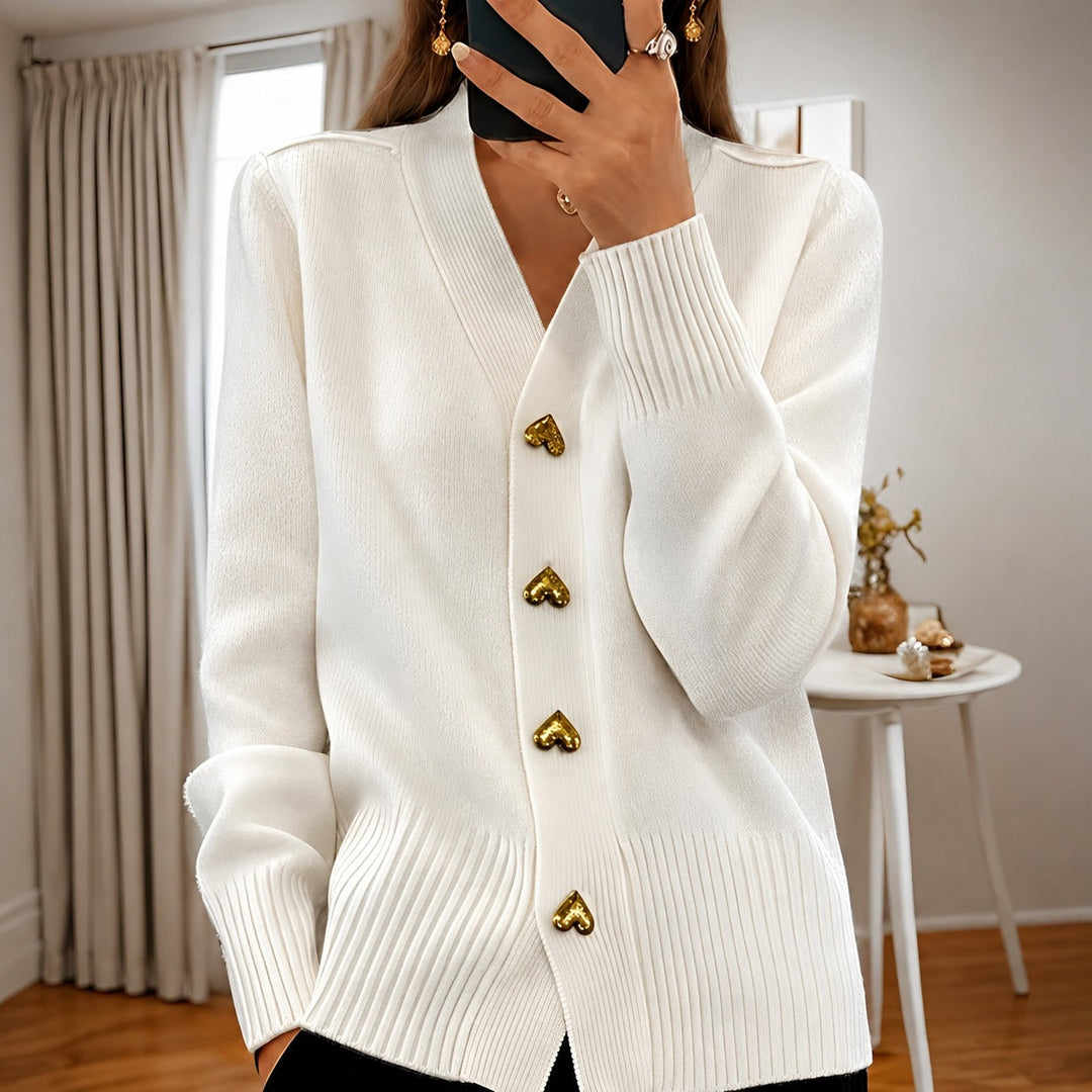 Cardigã feminino elegante com botões "Love", perfeito para looks de outono-inverno.