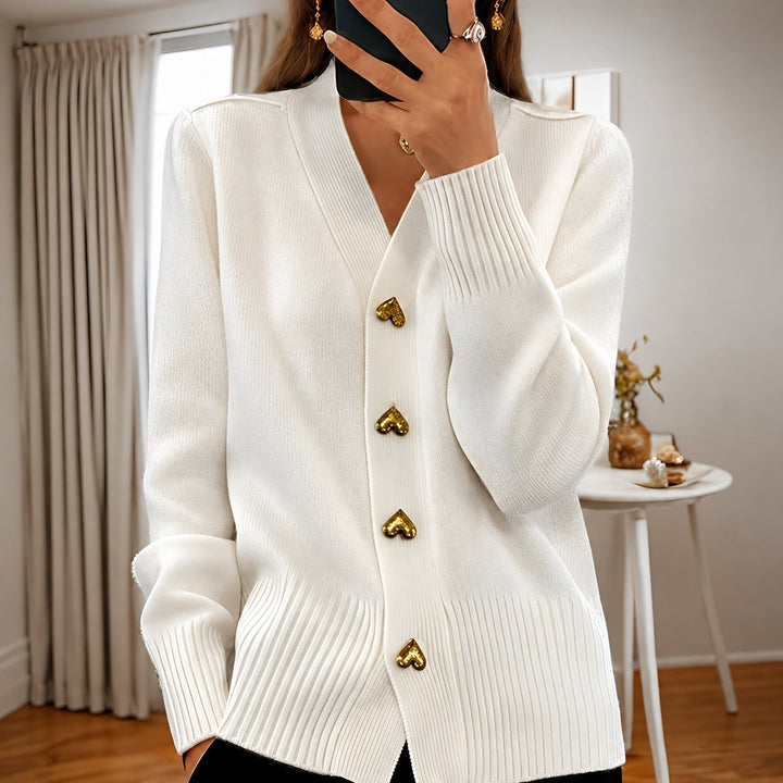 Cardigã feminino elegante com botões "Love", perfeito para looks de outono-inverno.