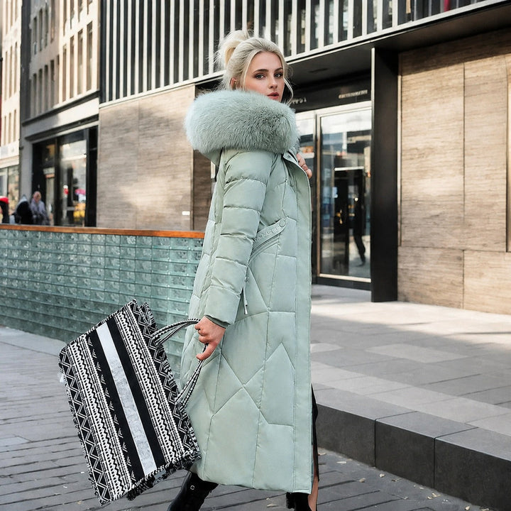 Roupa exterior feminina elegante: casaco comprido de inverno com capuz. Jaqueta estilo italiano para moda.