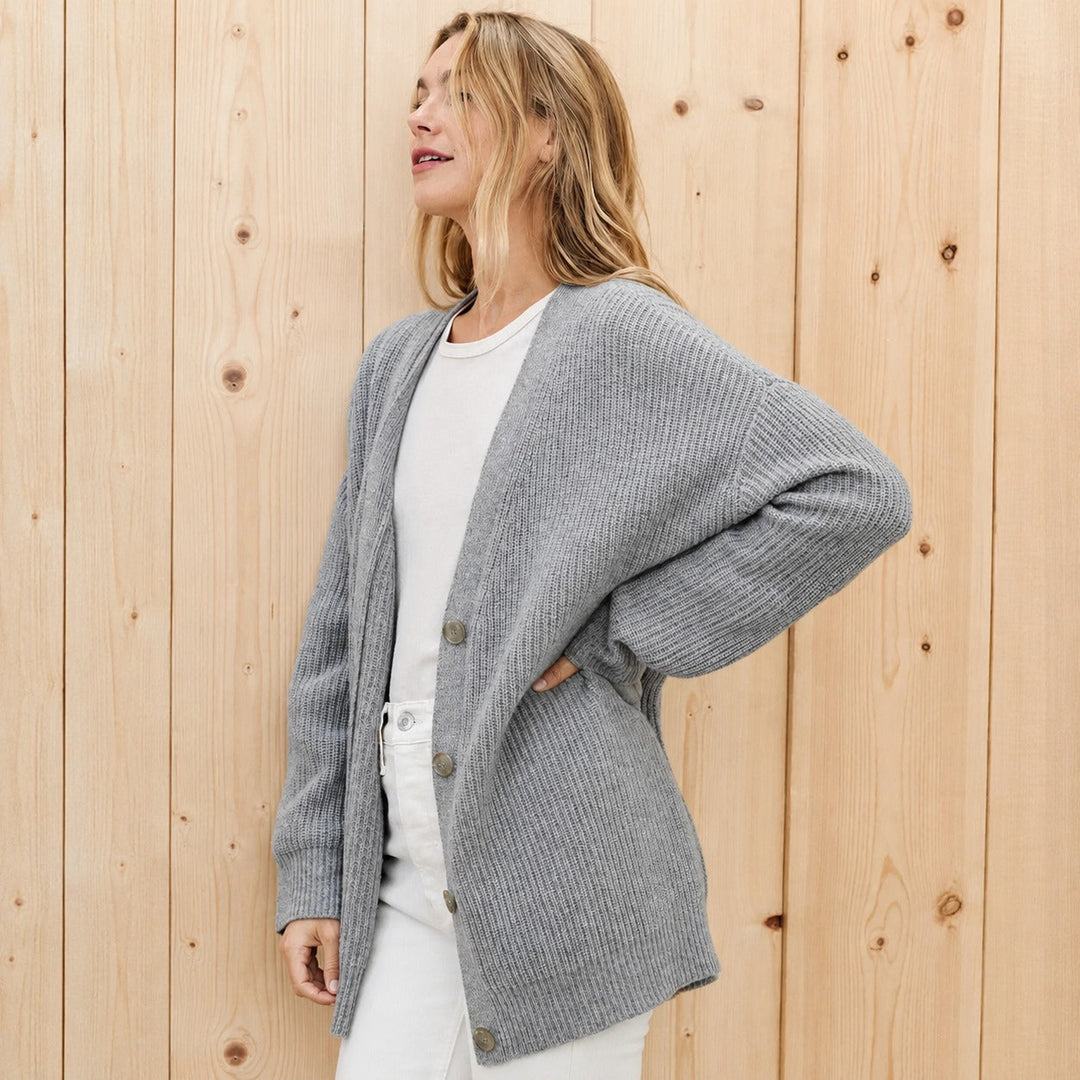 Cardigã longo feminino Leah, jaqueta oversized perfeita para moda casual, oferecendo conforto e aquecimento no inverno.