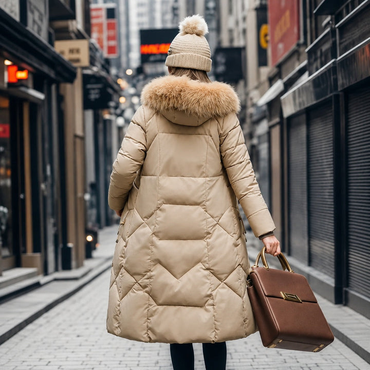 Casaco feminino elegante de inverno, jaqueta comprida com capuz estilo italiano. Roupa exterior de moda feminina.