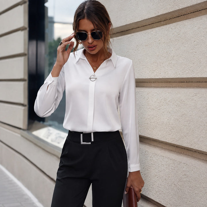 Camisa feminina clássica de manga comprida, casual e elegante, um must-have para seu guarda-roupa.