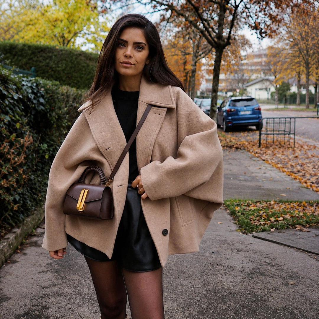 Casaco feminino oversized bege com abotoamento duplo, estilo elegante e moderno para moda inverno.