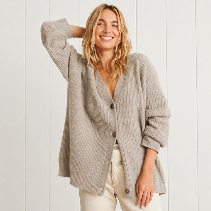 Jaqueta oversized feminina Leah, cardigã longo de tricô, ideal para compor looks casuais com muito conforto.