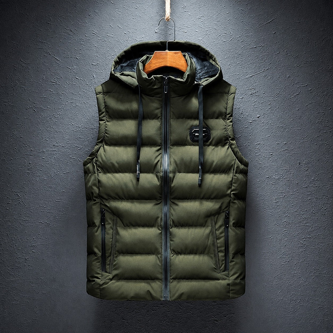 Colete masculino quente com capuz, essencial para outono/inverno. Look estiloso, versátil e prático.