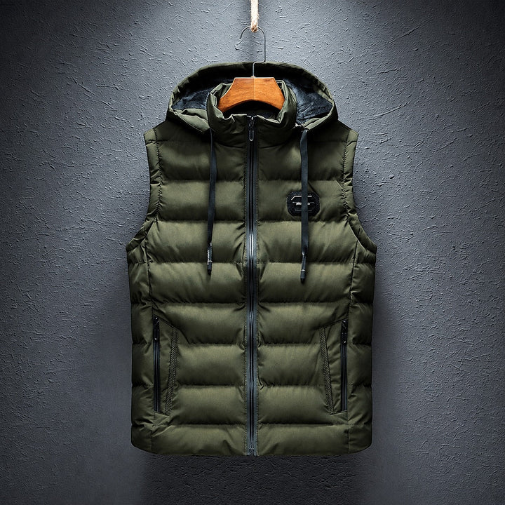 Colete masculino quente com capuz, essencial para outono/inverno. Look estiloso, versátil e prático.