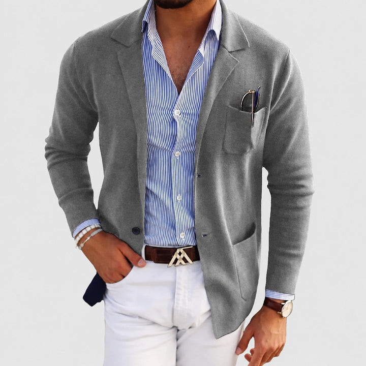 Detalhe de blazer masculino ajustado, com caimento impecável para um visual sofisticado e casual.