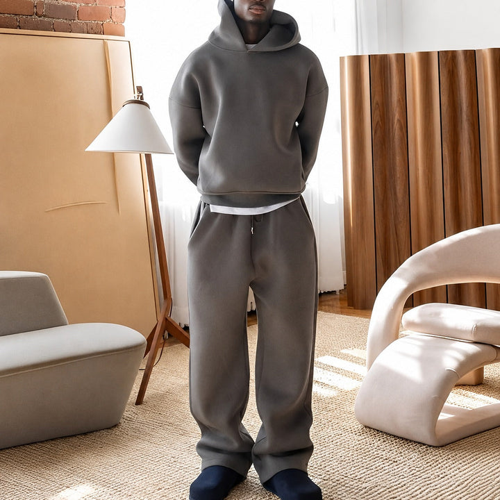 Conjunto masculino oversized moderno, incluindo moletom e calça, para um look casual e confortável.