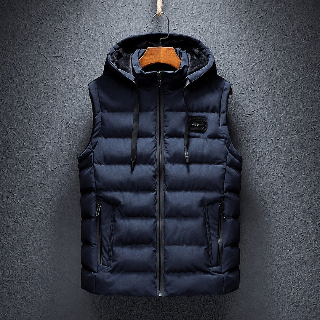 Colete masculino estiloso com capuz, perfeito para outono e inverno. Roupa masculina versátil e casual.