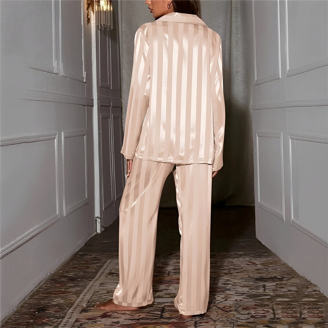 Roupa de dormir feminina elegante, perfeita para conforto e estilo.