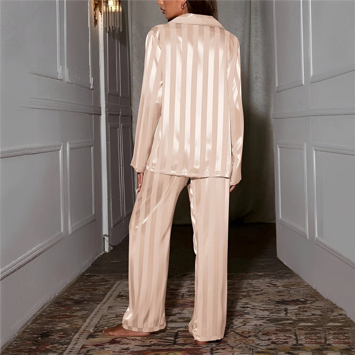 Roupa de dormir feminina elegante, perfeita para conforto e estilo.