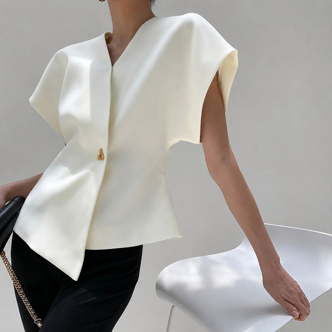 Detalhe da blusa feminina decote V com botões decorativos frontais. Peça de roupa feminina chic.
