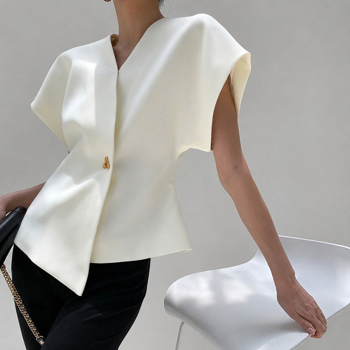 Detalhe da blusa feminina decote V com botões decorativos frontais. Peça de roupa feminina chic.