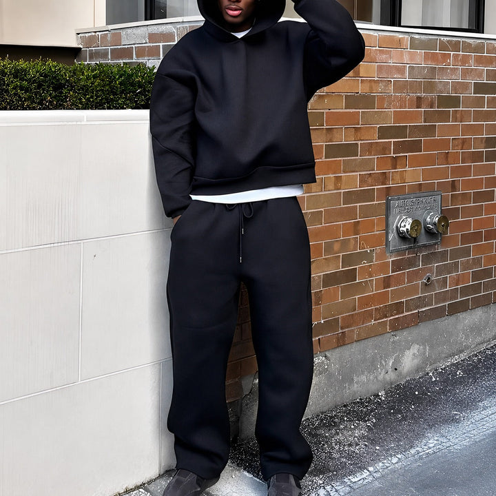 Roupa masculina casual: moletom oversized e calça de moletom para estilo e conforto no inverno e dia a dia.