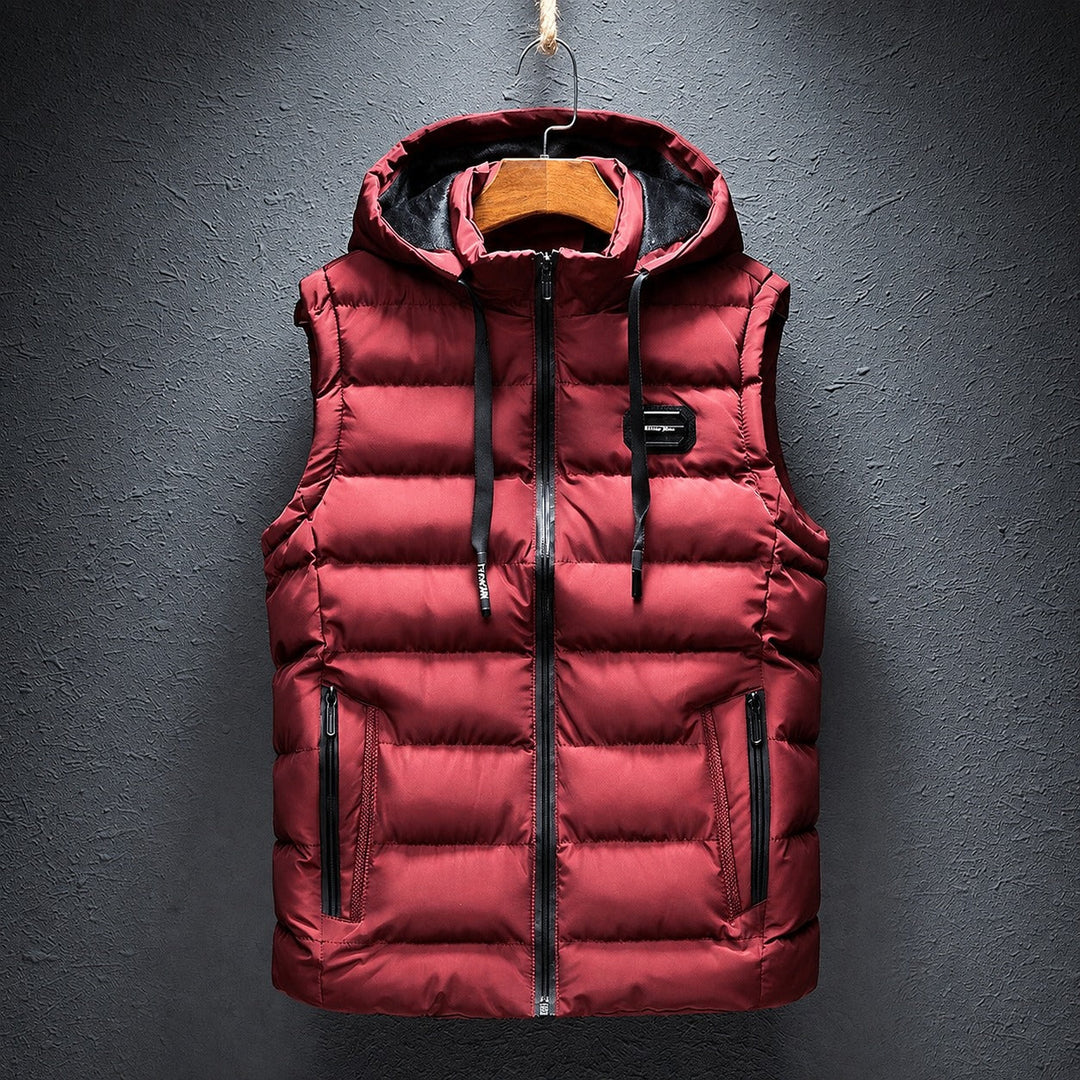 Colete masculino com capuz, ideal para compor looks de outono/inverno. Estiloso, versátil e confortável.