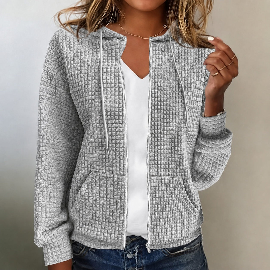 Cardigan feminino de inverno com capuz, textura waffle para conforto e calor, perfeito para look casual.