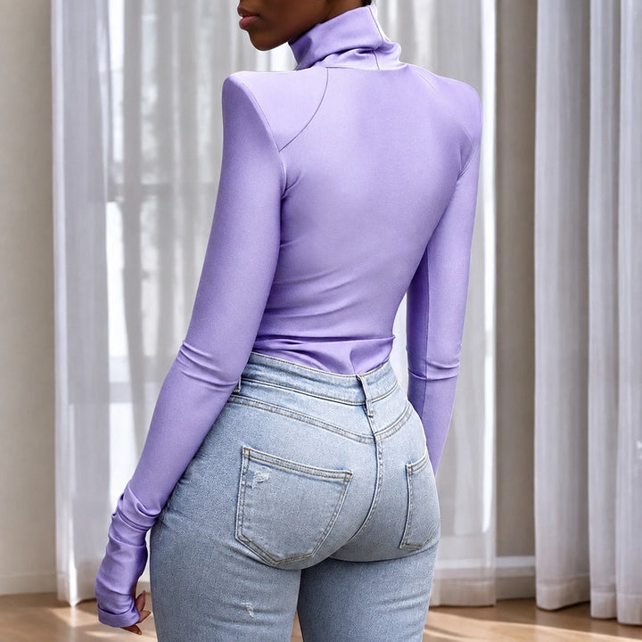 Top feminino roxo de gola alta com ombreiras. Peça versátil para um look elegante e casual chic. Moda inverno.
