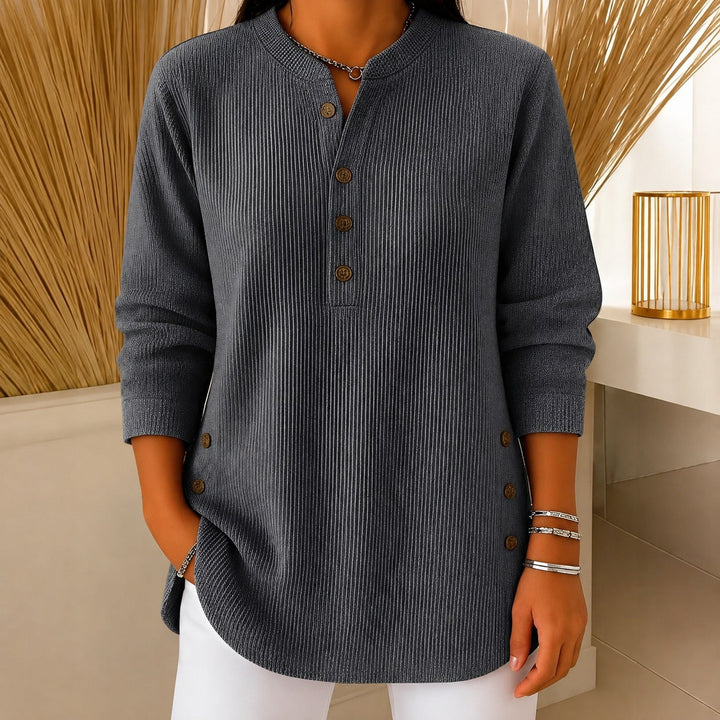 Roupa feminina: suéter de botões, macio e confortável, essencial para o aconchego no inverno e outono.