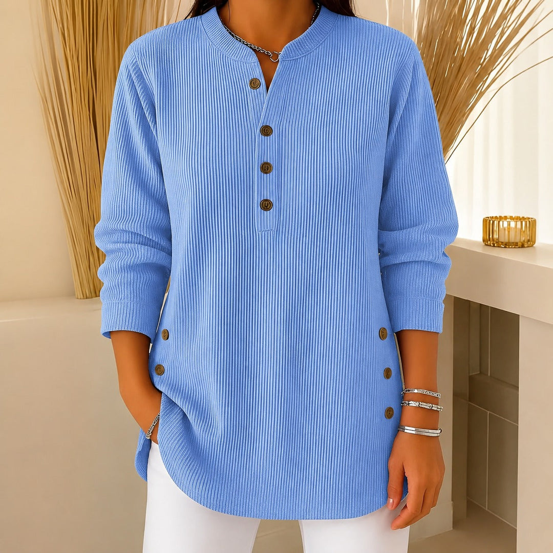 Detalhe do suéter feminino aconchegante com botões frontais e textura suave, perfeito para o inverno casual.